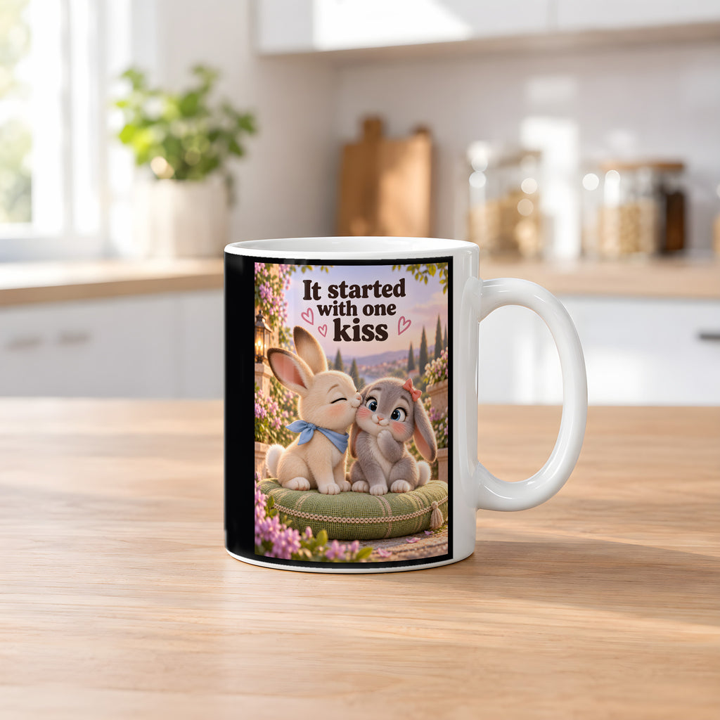 Kleiner Hasenmut – Hasentasse mit Spruch. Spruch: It started with one kiss Beidseitige Motivansicht. 2 KUECHE. Weiß.
