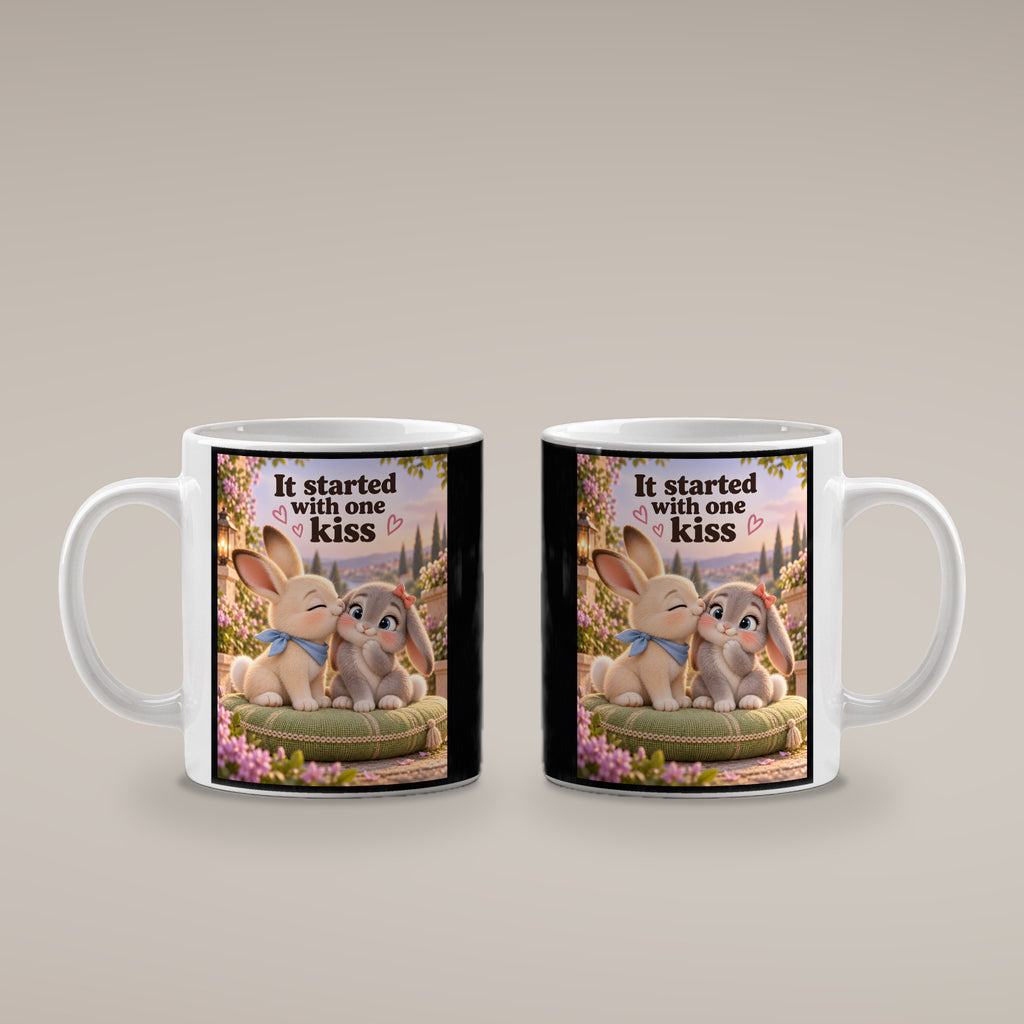 Kleiner Hasenmut – Hasentasse mit Spruch. Spruch: It started with one kiss Beidseitige Motivansicht. 4 BEIDE SEITEN. Weiß.
