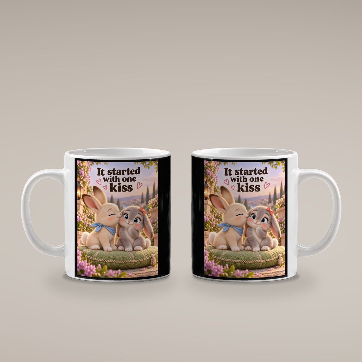 Kleiner Hasenmut – Hasentasse mit Spruch. Spruch: It started with one kiss Beidseitige Motivansicht. 4 BEIDE SEITEN. Weiß.