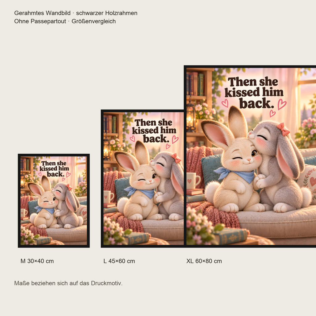 Nasenkuss zurück – Gerahmtes Hasenbild. Spruch: Then she kissed him back. Schwarzer Rahmen ohne Passepartout. 5 GROESSEN. M 30×40, L45×60, XL60×80 cm.