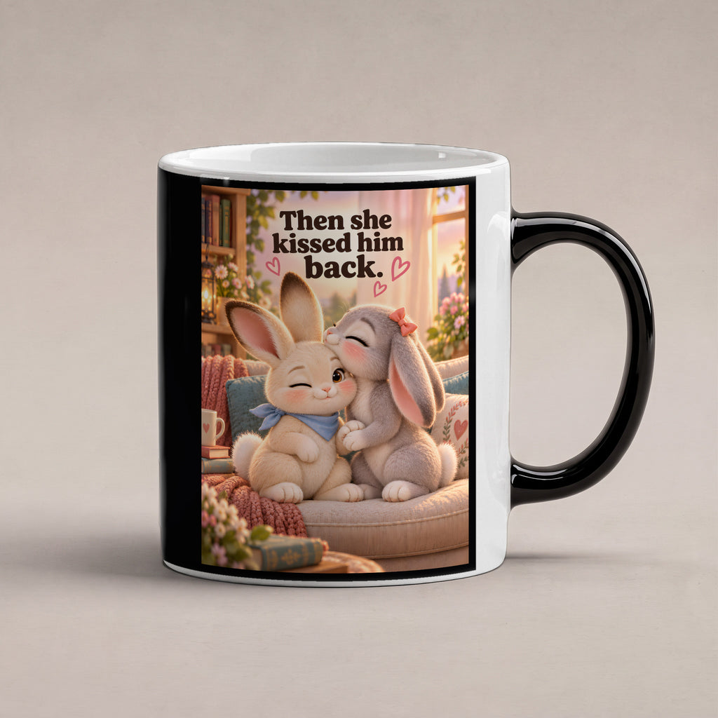 Nasenkuss zurück – Hasentasse mit Spruch. Spruch: Then she kissed him back. Beidseitige Motivansicht. 1 STUDIO HEISS. Zaubertasse: Wärmeeffekt.