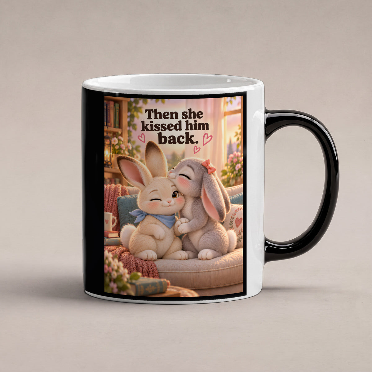 Nasenkuss zurück – Hasentasse mit Spruch. Spruch: Then she kissed him back. Beidseitige Motivansicht. 1 STUDIO HEISS. Zaubertasse: Wärmeeffekt.