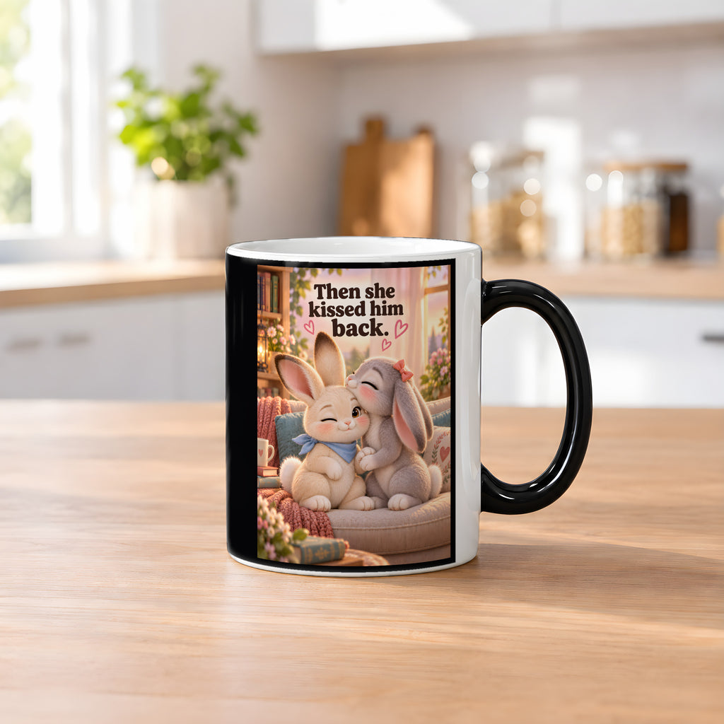 Nasenkuss zurück – Hasentasse mit Spruch. Spruch: Then she kissed him back. Beidseitige Motivansicht. 2 KUECHE HEISS. Zaubertasse: Wärmeeffekt.
