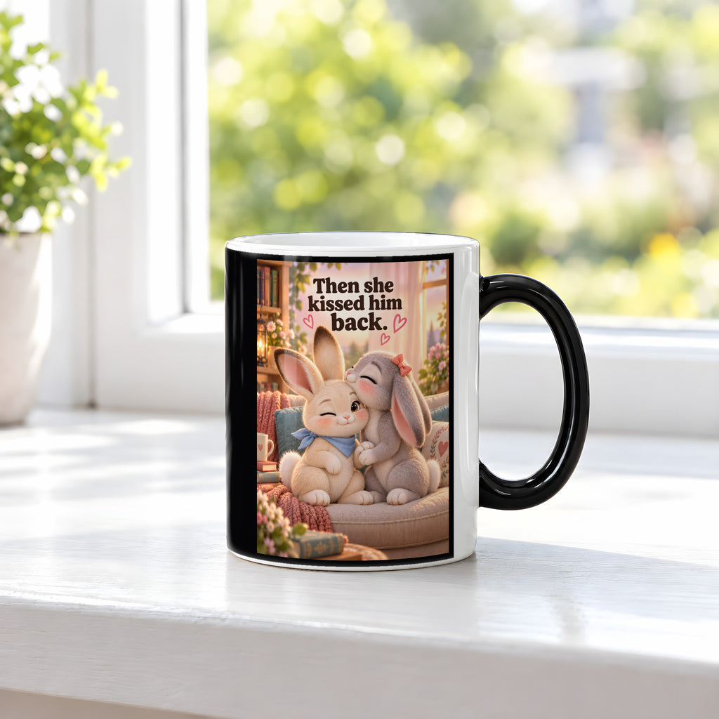 Nasenkuss zurück – Hasentasse mit Spruch. Spruch: Then she kissed him back. Beidseitige Motivansicht. 3 FENSTER HEISS. Zaubertasse: Wärmeeffekt.