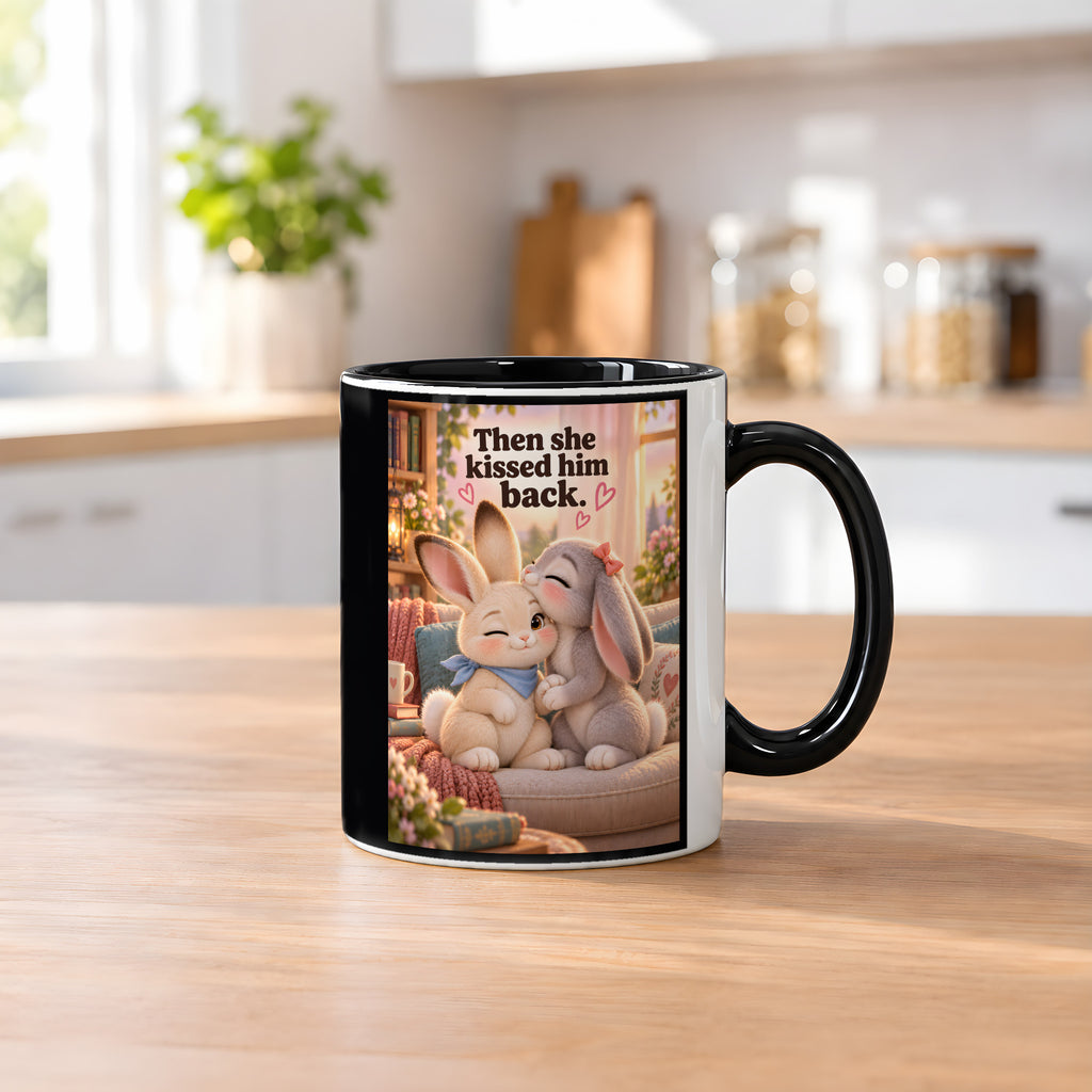 Nasenkuss zurück – Hasentasse mit Spruch. Spruch: Then she kissed him back. Beidseitige Motivansicht. 2 KUECHE. Innen schwarz.