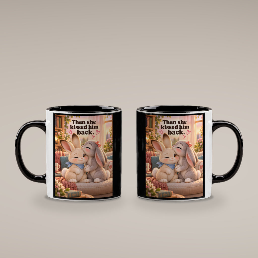 Nasenkuss zurück – Hasentasse mit Spruch. Spruch: Then she kissed him back. Beidseitige Motivansicht. 4 BEIDE SEITEN. Innen schwarz.