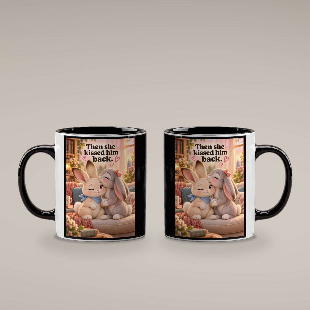 Nasenkuss zurück – Hasentasse mit Spruch. Spruch: Then she kissed him back. Beidseitige Motivansicht. 4 BEIDE SEITEN. Innen schwarz.