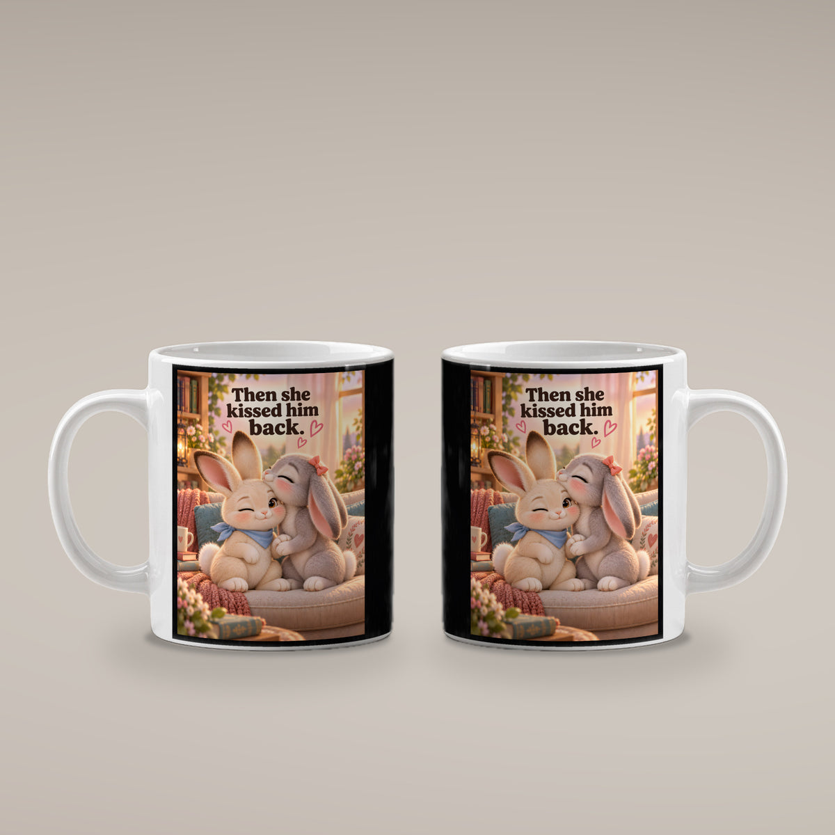 Nasenkuss zurück – Hasentasse mit Spruch. Spruch: Then she kissed him back. Beidseitige Motivansicht. 4 BEIDE SEITEN. Weiß.