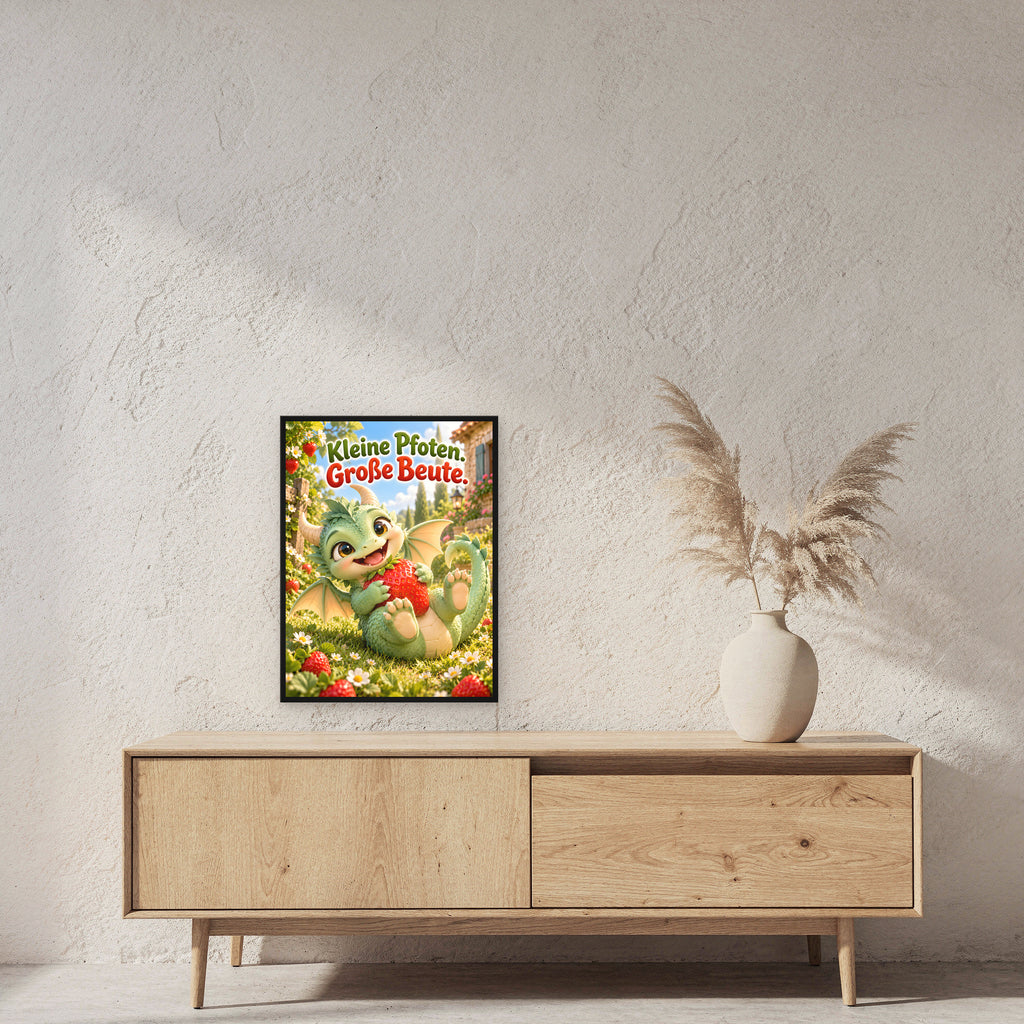Erdbeerwächter – Drachen-Wandbild mit Rahmen. Spruch: Kleine Pfoten. Große Beute. 45×60 cm. Schwarzer Holzrahmen ohne Passepartout. 2 RAUM 45x60cm