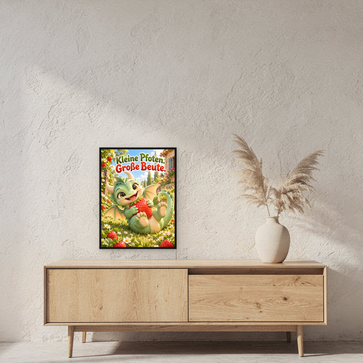 Erdbeerwächter – Drachen-Wandbild mit Rahmen. Spruch: Kleine Pfoten. Große Beute. 45×60 cm. Schwarzer Holzrahmen ohne Passepartout. 2 RAUM 45x60cm