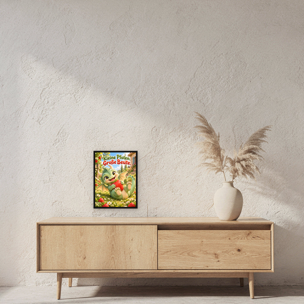 Erdbeerwächter – Drachen-Wandbild mit Rahmen. Spruch: Kleine Pfoten. Große Beute. 30×40 cm. Schwarzer Holzrahmen ohne Passepartout. 2 RAUM 30x40cm