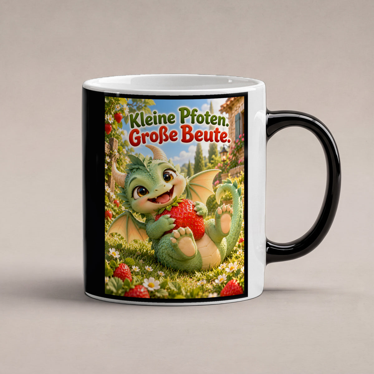 Erdbeerwächter – Drachen-Tasse. Spruch: Kleine Pfoten. Große Beute. Black Edition mit Wärmeeffekt. 1 STUDIO HEISS.