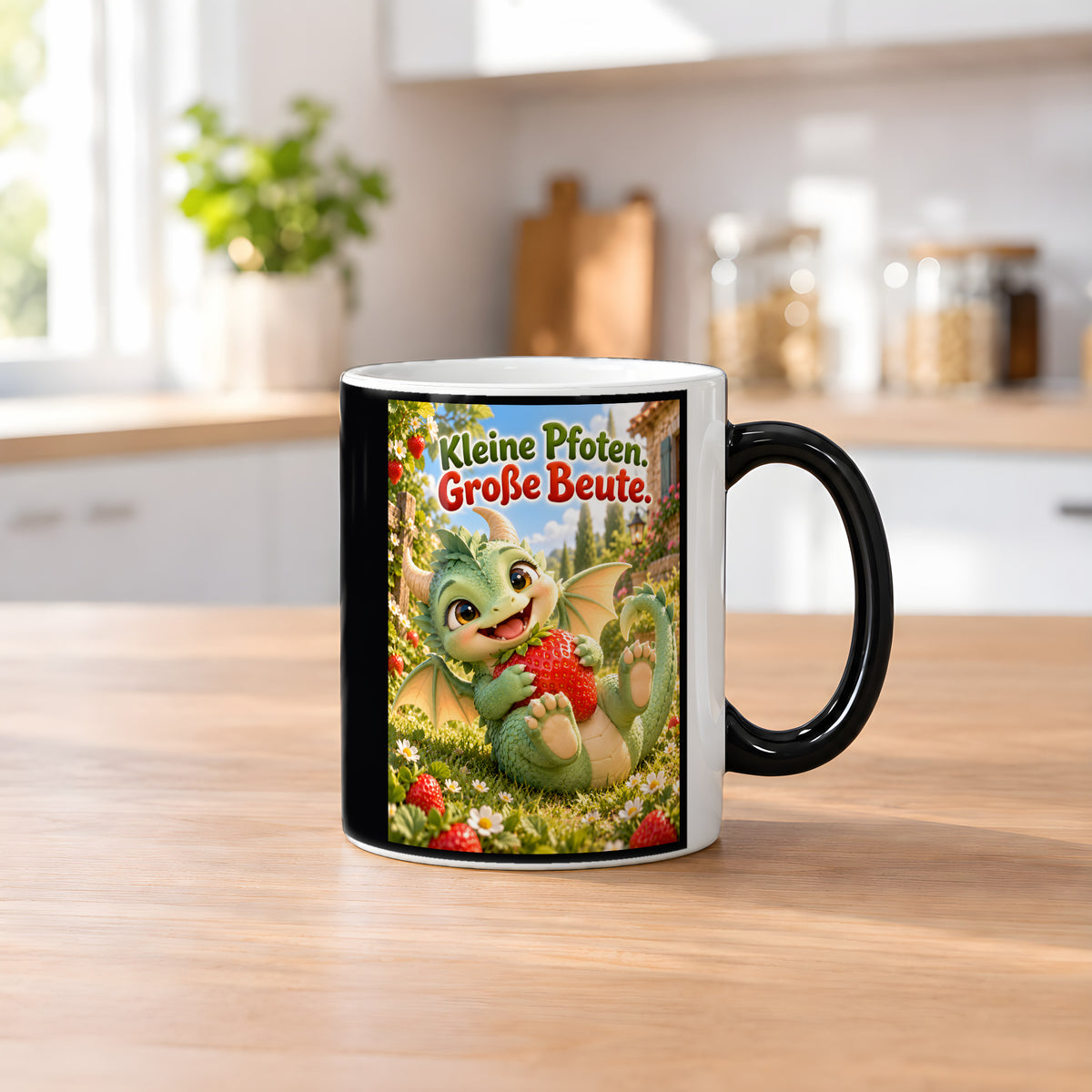 Erdbeerwächter – Drachen-Tasse. Spruch: Kleine Pfoten. Große Beute. Black Edition mit Wärmeeffekt. 2 KUECHE HEISS.