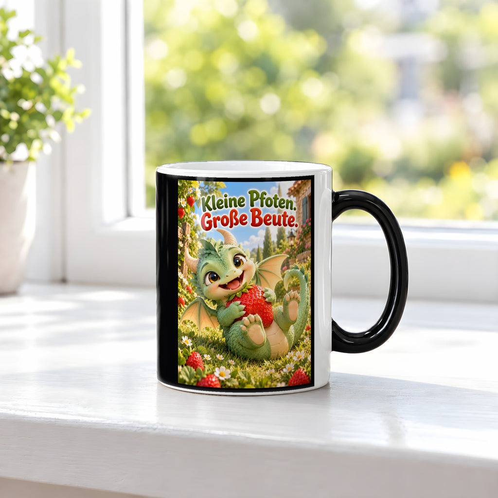 Erdbeerwächter – Drachen-Tasse. Spruch: Kleine Pfoten. Große Beute. Black Edition mit Wärmeeffekt. 3 FENSTER HEISS.