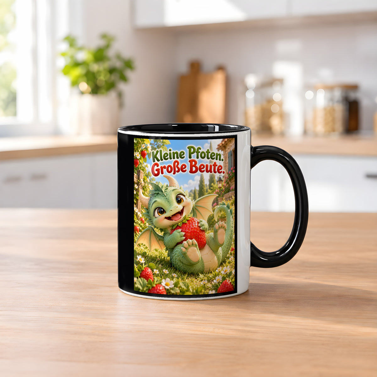 Erdbeerwächter – Drachen-Tasse. Spruch: Kleine Pfoten. Große Beute. Innen schwarz. 2 KUECHE.