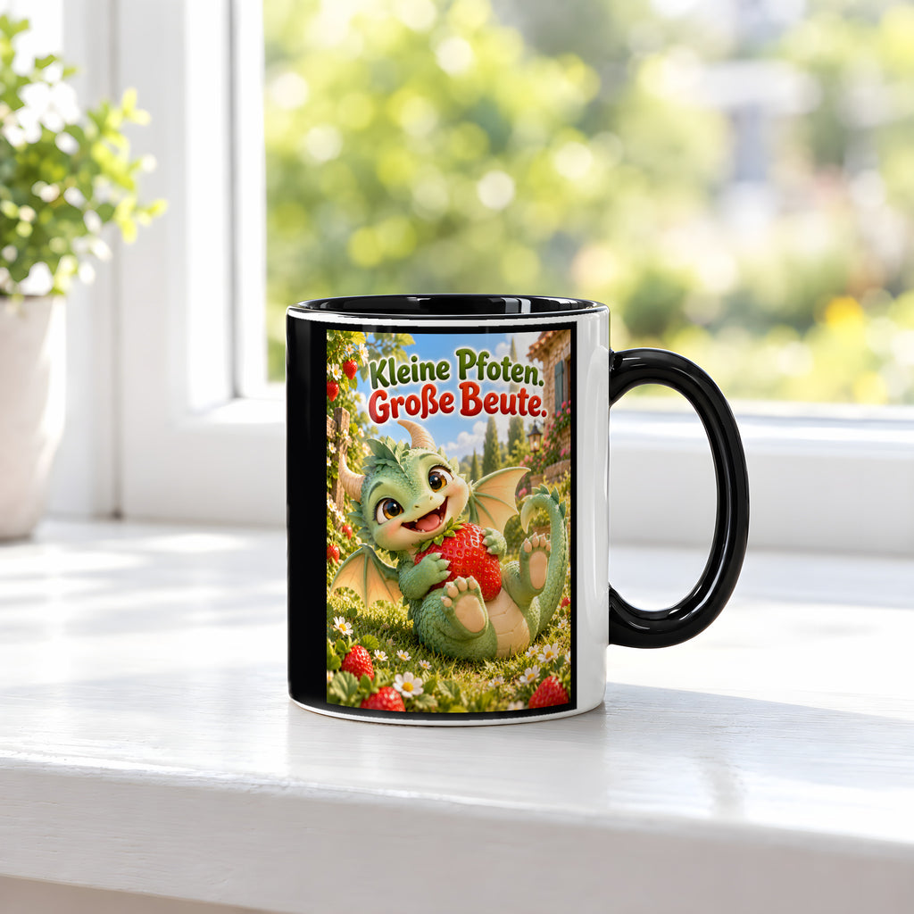 Erdbeerwächter – Drachen-Tasse. Spruch: Kleine Pfoten. Große Beute. Innen schwarz. 3 FENSTER.