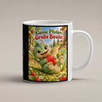 Erdbeerwächter – Drachen-Tasse. Spruch: Kleine Pfoten. Große Beute. Weiß. 1 STUDIO.