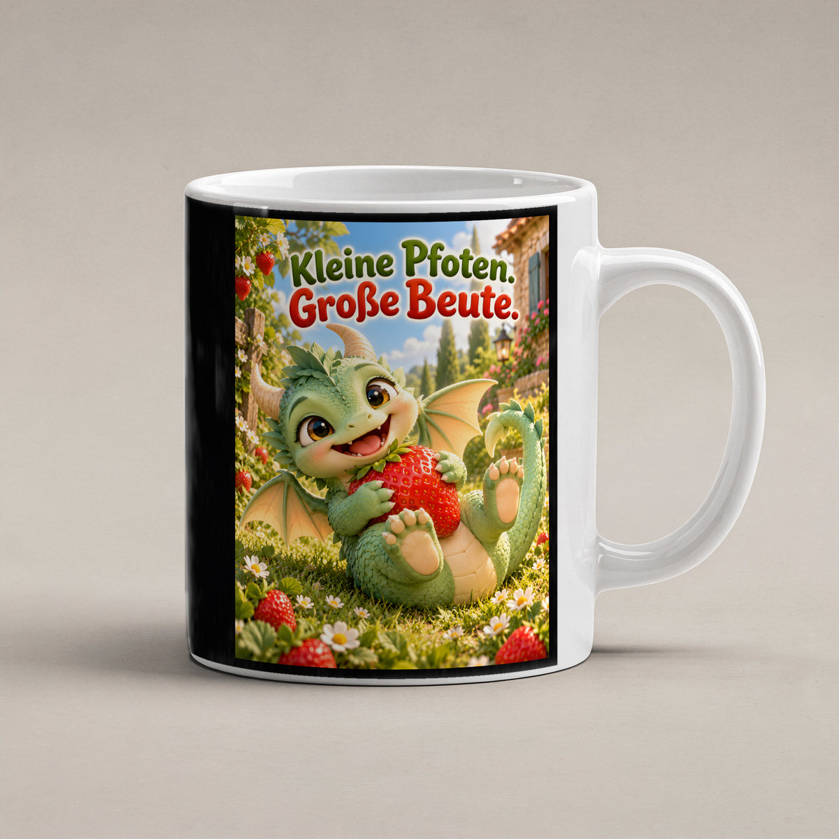 Erdbeerwächter – Drachen-Tasse. Spruch: Kleine Pfoten. Große Beute. Weiß. 1 STUDIO.