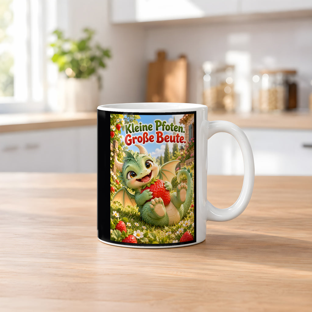 Erdbeerwächter – Drachen-Tasse. Spruch: Kleine Pfoten. Große Beute. Weiß. 2 KUECHE.