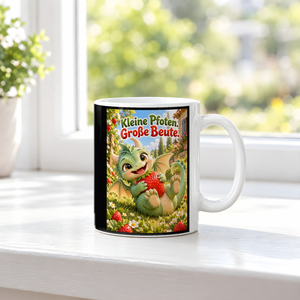 Erdbeerwächter – Drachen-Tasse. Spruch: Kleine Pfoten. Große Beute. Weiß. 3 FENSTER.