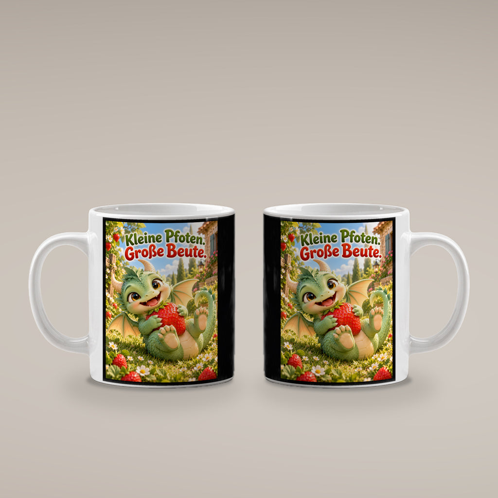 Erdbeerwächter – Drachen-Tasse. Spruch: Kleine Pfoten. Große Beute. Weiß. 4 BEIDE SEITEN.