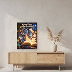 Kleiner Bücherdrache – Drachen-Wandbild mit Rahmen. Spruch: Kleine Flügel. Große Geschichten. 60×80 cm. Schwarzer Holzrahmen ohne Passepartout. 2 RAUM 60x80cm