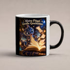 Kleiner Bücherdrache – Drachen-Tasse. Spruch: Kleine Flügel. Große Geschichten. Black Edition mit Wärmeeffekt. 1 STUDIO HEISS.
