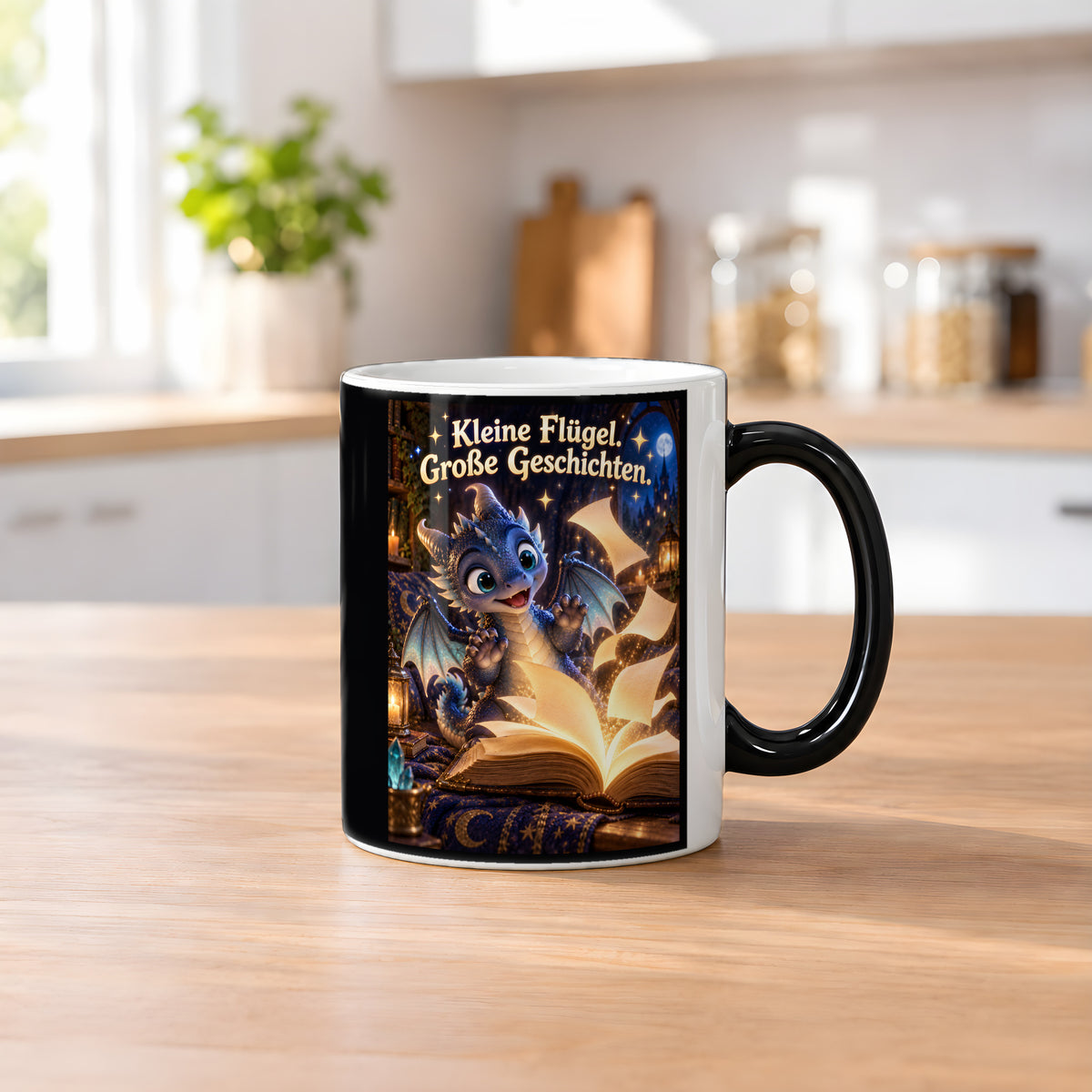 Kleiner Bücherdrache – Drachen-Tasse. Spruch: Kleine Flügel. Große Geschichten. Black Edition mit Wärmeeffekt. 2 KUECHE HEISS.