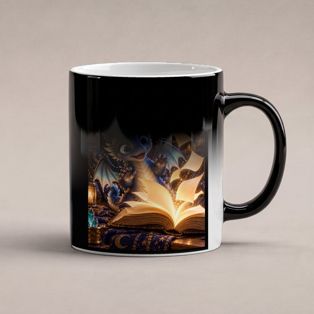 Kleiner Bücherdrache – Drachen-Tasse. Spruch: Kleine Flügel. Große Geschichten. Black Edition mit Wärmeeffekt. 6 WAERMEEFFEKT.