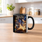 Kleiner Bücherdrache – Drachen-Tasse. Spruch: Kleine Flügel. Große Geschichten. Innen schwarz. 2 KUECHE.