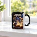 Kleiner Bücherdrache – Drachen-Tasse. Spruch: Kleine Flügel. Große Geschichten. Innen schwarz. 3 FENSTER.