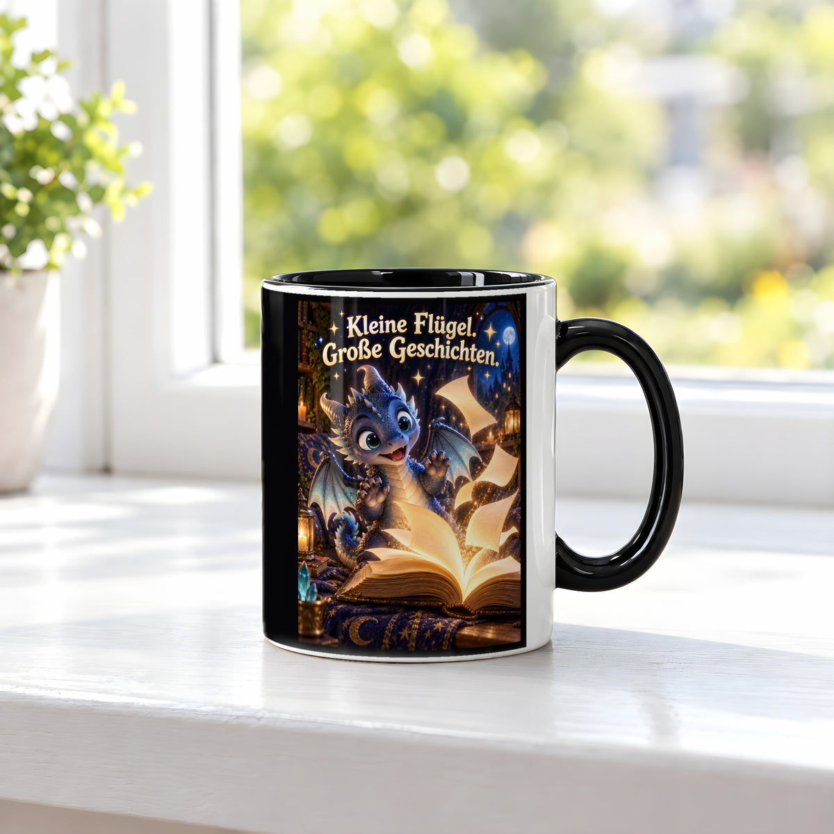 Kleiner Bücherdrache – Drachen-Tasse. Spruch: Kleine Flügel. Große Geschichten. Innen schwarz. 3 FENSTER.