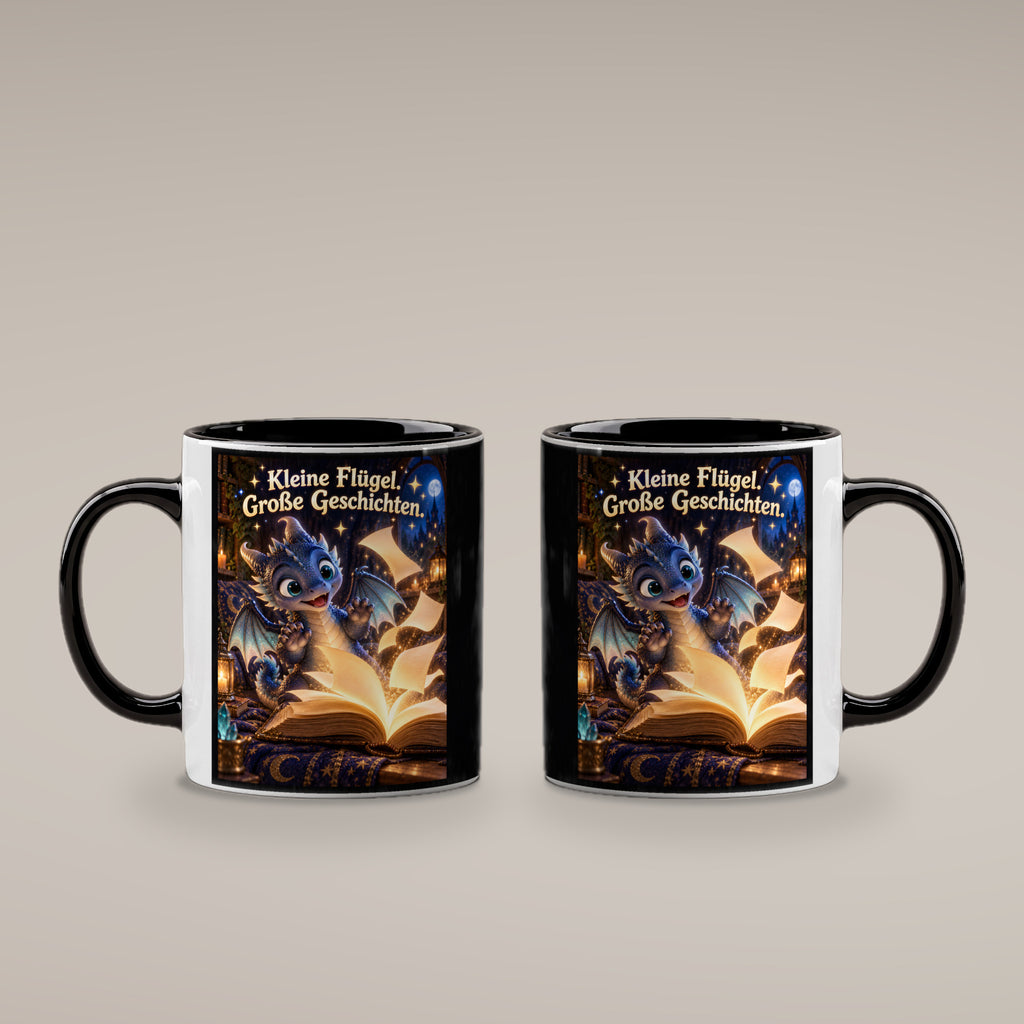 Kleiner Bücherdrache – Drachen-Tasse. Spruch: Kleine Flügel. Große Geschichten. Innen schwarz. 4 BEIDE SEITEN.