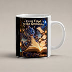 Kleiner Bücherdrache – Drachen-Tasse. Spruch: Kleine Flügel. Große Geschichten. Weiß. 1 STUDIO.