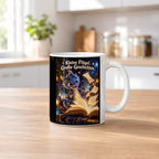 Kleiner Bücherdrache – Drachen-Tasse. Spruch: Kleine Flügel. Große Geschichten. Weiß. 2 KUECHE.