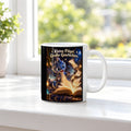 Kleiner Bücherdrache – Drachen-Tasse. Spruch: Kleine Flügel. Große Geschichten. Weiß. 3 FENSTER.