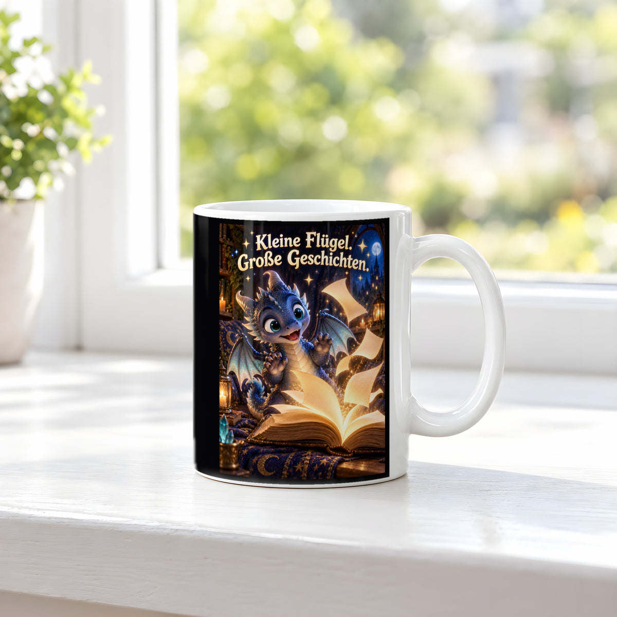 Kleiner Bücherdrache – Drachen-Tasse. Spruch: Kleine Flügel. Große Geschichten. Weiß. 3 FENSTER.