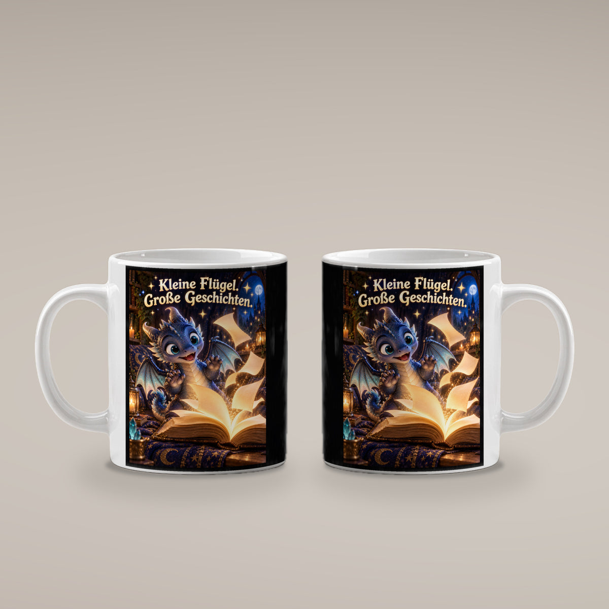 Kleiner Bücherdrache – Drachen-Tasse. Spruch: Kleine Flügel. Große Geschichten. Weiß. 4 BEIDE SEITEN.