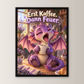 Morgenmuffel – Drachen-Wandbild mit Rahmen. Spruch: Erst Kaffee. Dann Feuer. 30×40 cm. Schwarzer Holzrahmen ohne Passepartout. 1 FRONTAL