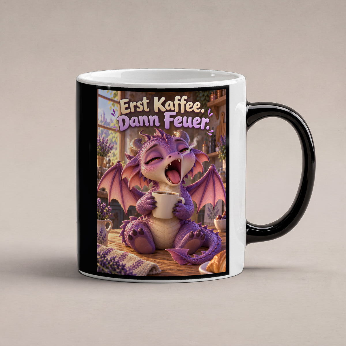 Morgenmuffel – Drachen-Tasse. Spruch: Erst Kaffee. Dann Feuer. Black Edition mit Wärmeeffekt. 1 STUDIO HEISS.