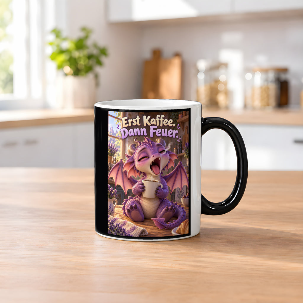 Morgenmuffel – Drachen-Tasse. Spruch: Erst Kaffee. Dann Feuer. Black Edition mit Wärmeeffekt. 2 KUECHE HEISS.