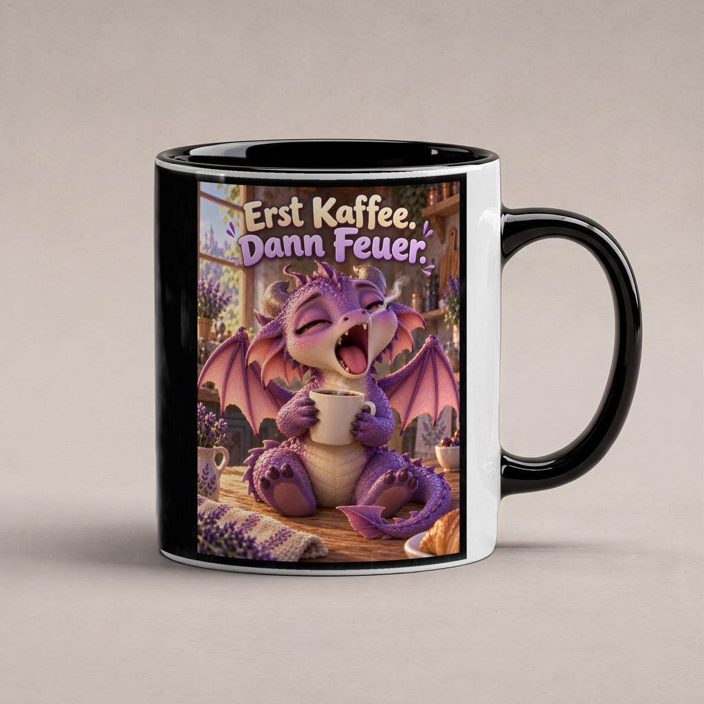 Morgenmuffel – Drachen-Tasse. Spruch: Erst Kaffee. Dann Feuer. Innen schwarz. 1 STUDIO.