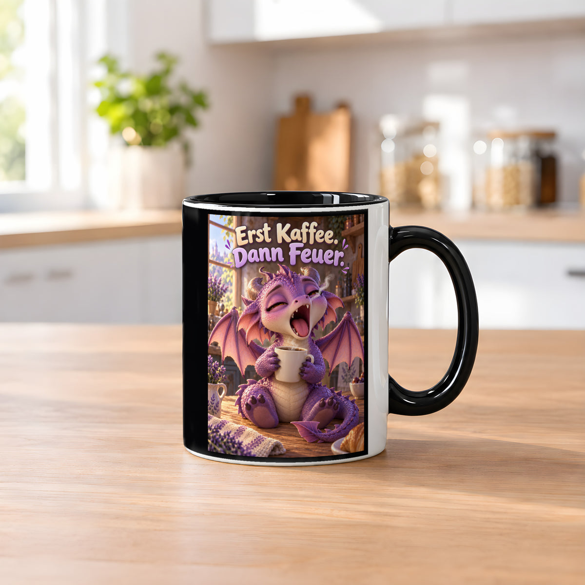Morgenmuffel – Drachen-Tasse. Spruch: Erst Kaffee. Dann Feuer. Innen schwarz. 2 KUECHE.