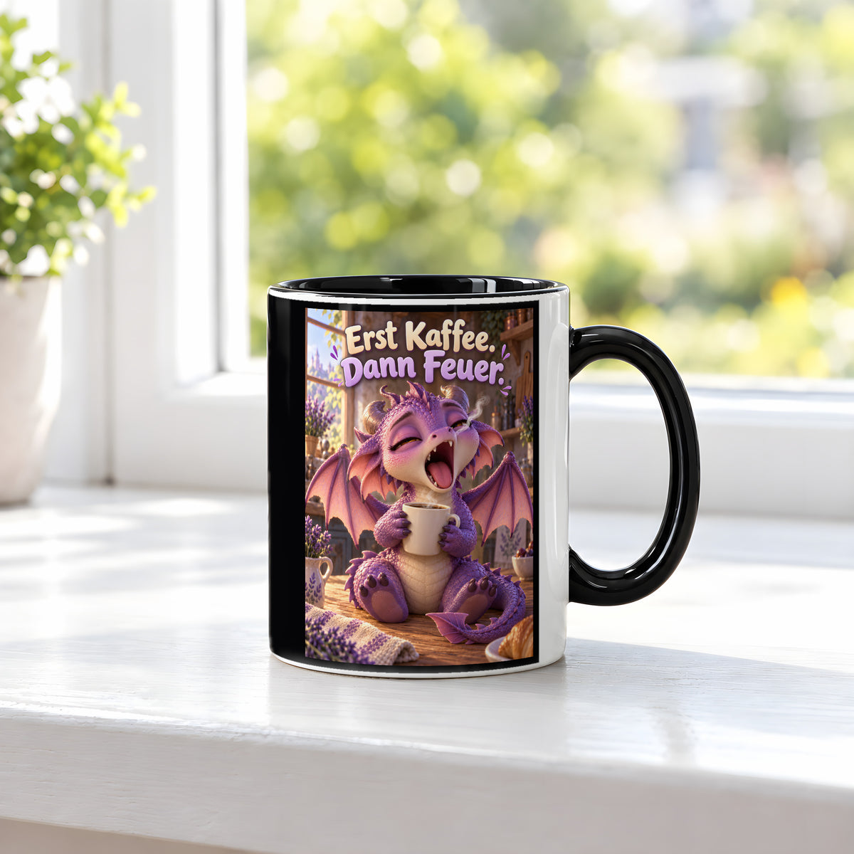 Morgenmuffel – Drachen-Tasse. Spruch: Erst Kaffee. Dann Feuer. Innen schwarz. 3 FENSTER.