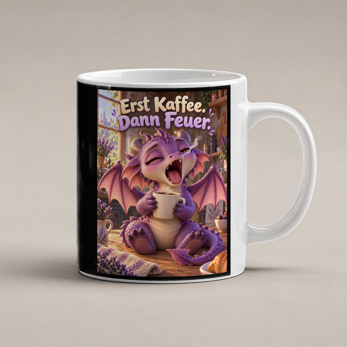 Morgenmuffel – Drachen-Tasse. Spruch: Erst Kaffee. Dann Feuer. Weiß. 1 STUDIO.