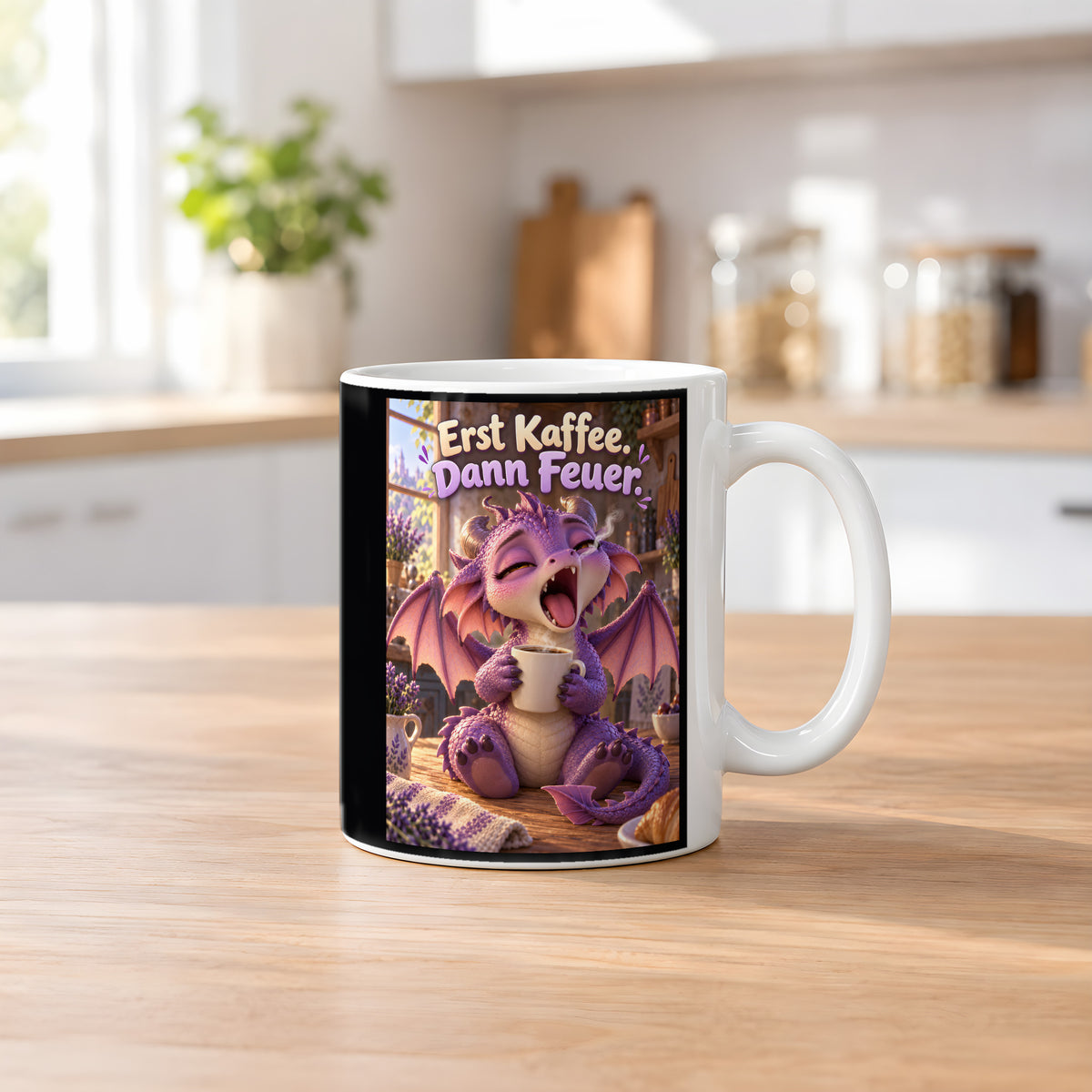 Morgenmuffel – Drachen-Tasse. Spruch: Erst Kaffee. Dann Feuer. Weiß. 2 KUECHE.