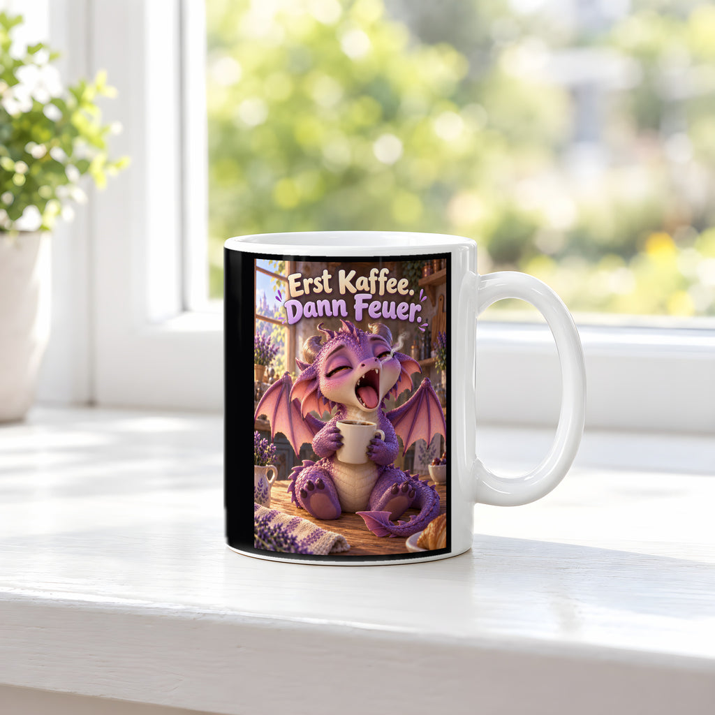 Morgenmuffel – Drachen-Tasse. Spruch: Erst Kaffee. Dann Feuer. Weiß. 3 FENSTER.