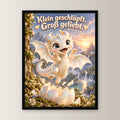 Erstes Funkeln – Drachen-Wandbild mit Rahmen. Spruch: Klein geschlüpft. Groß geliebt. 30×40 cm. Schwarzer Holzrahmen ohne Passepartout. 1 FRONTAL