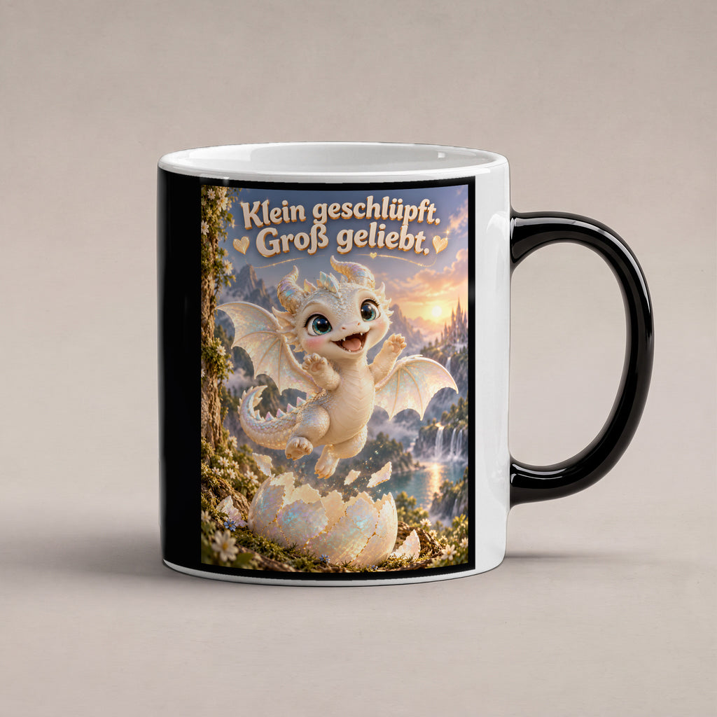 Erstes Funkeln – Drachen-Tasse. Spruch: Klein geschlüpft. Groß geliebt. Black Edition mit Wärmeeffekt. 1 STUDIO HEISS.