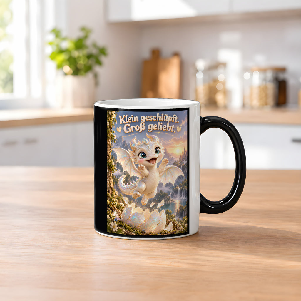 Erstes Funkeln – Drachen-Tasse. Spruch: Klein geschlüpft. Groß geliebt. Black Edition mit Wärmeeffekt. 2 KUECHE HEISS.